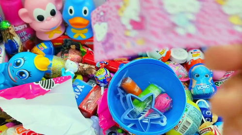 姐姐拆棒棒糖奇趣蛋,發現了糖果和玩具