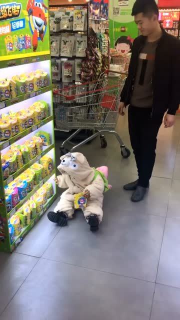 超市的“底層智慧” 玩具糖果為何放在最底層？